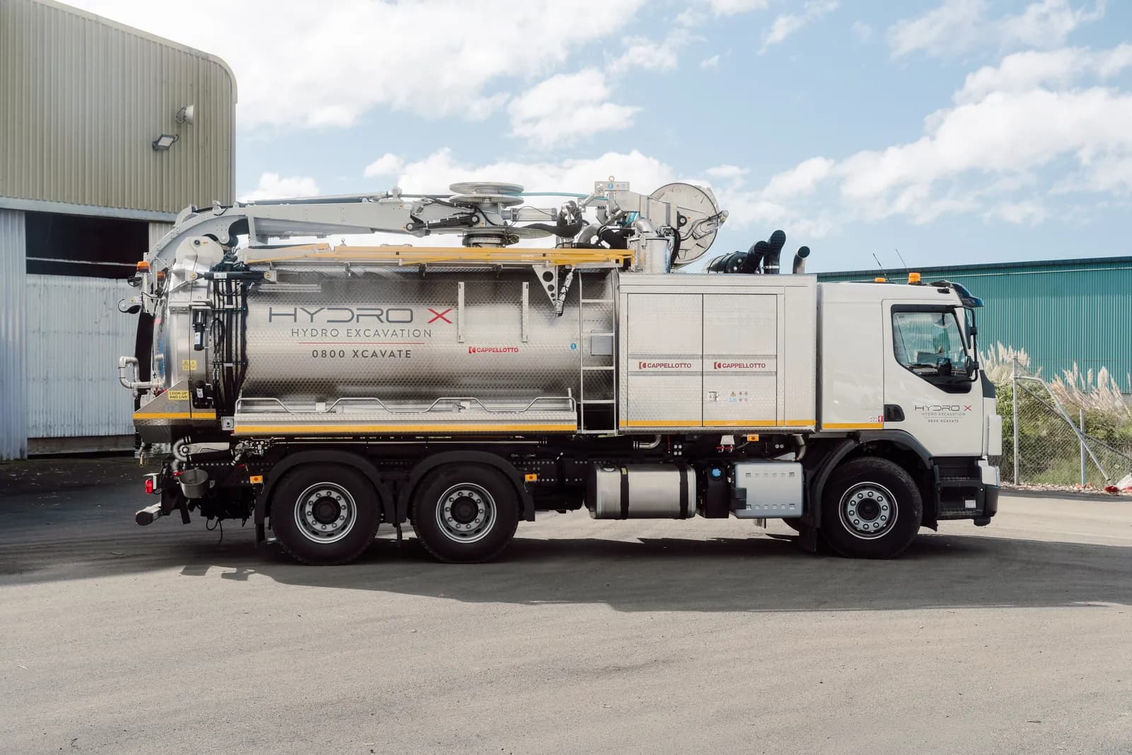 Large combo unit, Volvo with Cappellotto tank, side profile